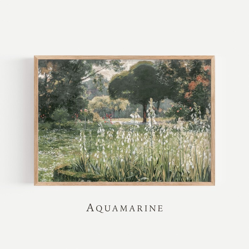Pu&ograve; includere: Stampa incorniciata di un dipinto di paesaggio vintage. L'opera raffigura una scena di giardino lussureggiante con fiori bianchi in primo piano, uno stagno e alberi. La parola "AQUAMARINE" &egrave; stampata in basso sulla cornice.