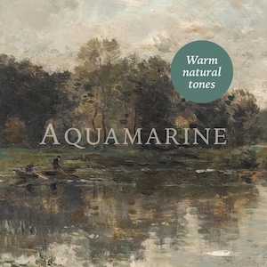 以下が含まれることがあります： 「AQUAMARINE」の文字が大きく白で描かれた印象派の風景画。木々やボートのある川の風景が描かれており、「Warm natural tones」というテキストが入った緑色の円があります。色使いは、くすんだ緑、茶色、青が中心です。