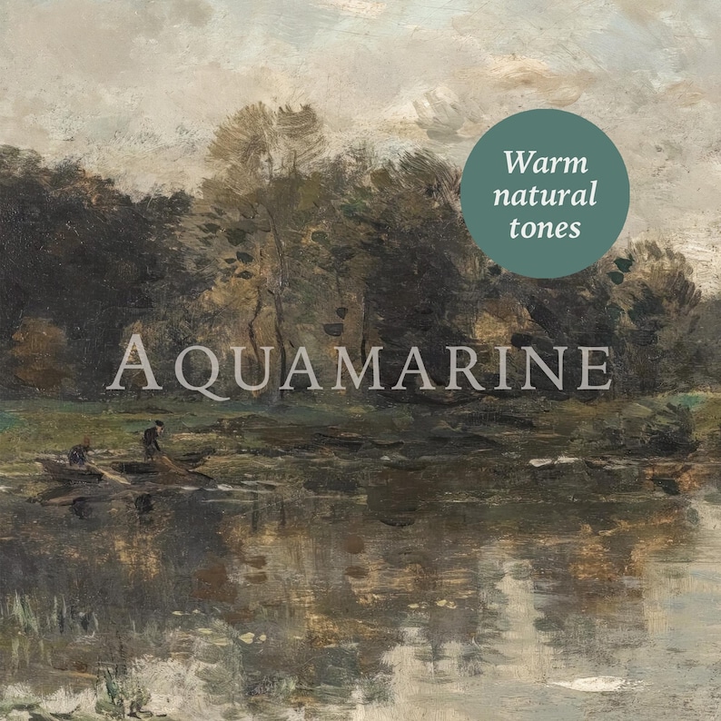 以下が含まれることがあります： 「AQUAMARINE」の文字が大きく白で描かれた印象派の風景画。木々やボートのある川の風景が描かれており、「Warm natural tones」というテキストが入った緑色の円があります。色使いは、くすんだ緑、茶色、青が中心です。