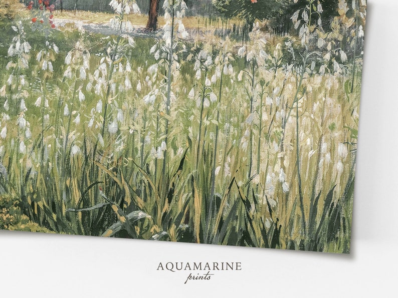 Pu&ograve; includere: Una stampa d'arte vintage raffigurante un campo di fiori bianchi ed erba alta e verde. L'opera d'arte utilizza una morbida tavolozza di colori di verdi, bianchi e gialli. Il testo "AQUAMARINE prints" &egrave; in basso.