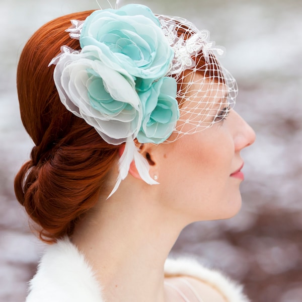 edler Fascinator / Haarkamm in weiß und türkis für die Braut