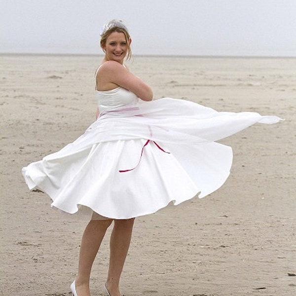 kurzes schlichtes Brautkleid in weiß
