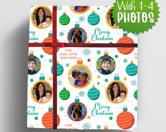 Puede incluir: Papel de regalo navideño con fotos familiares, perros salchicha y el texto "Merry Christmas". El diseño incluye adornos rojos, verdes y naranjas, copos de nieve y una cinta roja. Personalizado con "From: Lenny and the Morra Family."