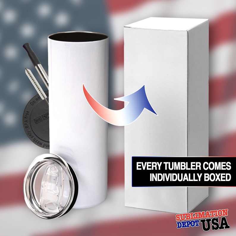 Puede incluir: Un vaso blanco en blanco para sublimaci&oacute;n con una tapa negra y una pajita. El vaso est&aacute; en una caja blanca con el texto "EVERY TUMBLER COMES INDIVIDUALLY BOXED" y "SUBLIMATION DEPOT USA".