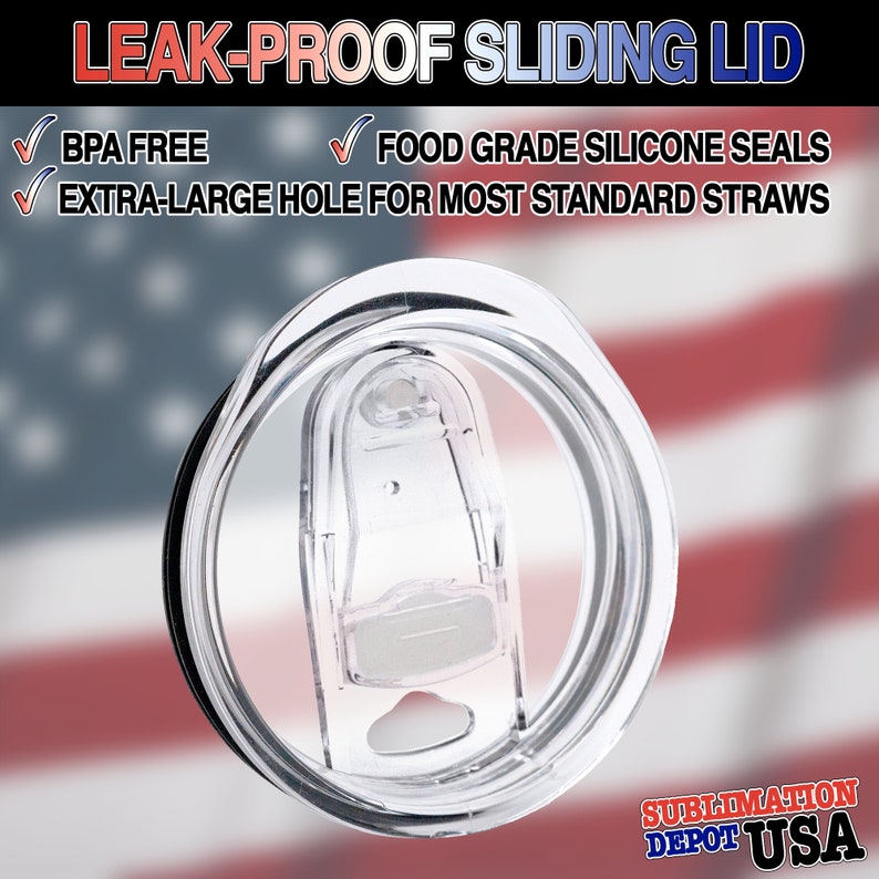 Puede incluir: Una tapa deslizante de pl&aacute;stico transparente para un vaso con un sello de silicona. La tapa tiene un agujero grande para una pajita y el texto "LEAK-PROOF SLIDING LID" est&aacute; impreso en negro en la parte superior de la imagen. El texto "BPA FREE", "FOOD GRADE SILICONE SEALS" y "EXTRA-LARGE HOLE FOR MOST STANDARD STRAWS" est&aacute; impreso en negro con una marca de verificaci&oacute;n verde delante de cada frase. El texto "SUBLIMATION DEPOT USA" est&aacute; impreso en negro en la parte inferior de la imagen.