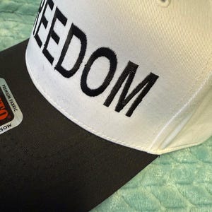 Gorra de camionero bordada Freedom / Gorra patriótica Snapback / Charlie Kirk Black/White