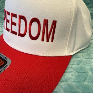 Gorra de camionero bordada Freedom / Gorra patriótica Snapback / Charlie Kirk Red/White