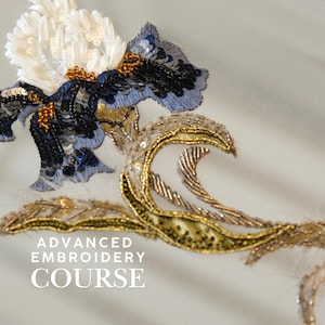 Puede incluir: Primer plano de un diseño de bordado elaborado con un motivo floral con adornos blancos, azul marino y dorados. El texto "ADVANCED EMBROIDERY COURSE" se muestra debajo del diseño.