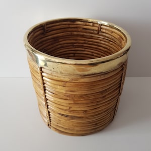 Cestino per la carta straccia italiano, cestino per piante in stile Gabriella Crespi in rattan con bordo in ottone anni '60/'70