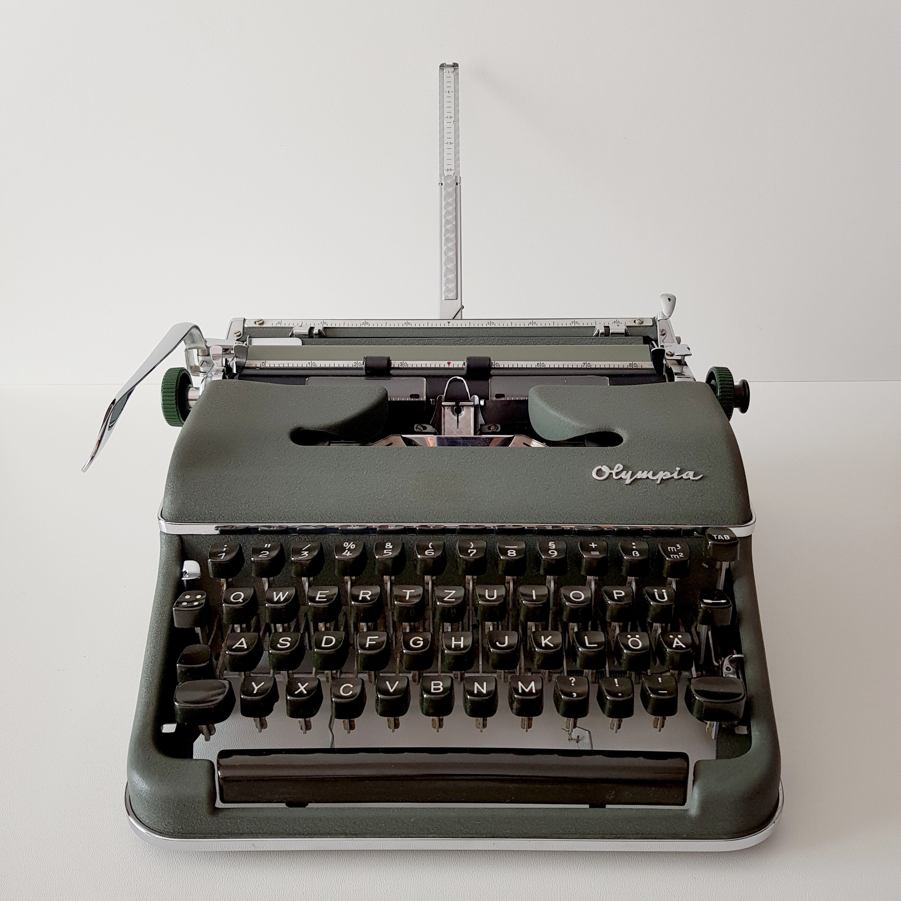 Olympia SM3タイプライター 1950年代 ケース付き　グレー Olympia SM3 & SM4 Vintage Typewriters for Sale