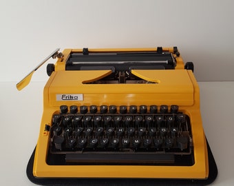 Vintage „Erika“ Reiseschreibmaschine, Quertz Tastatur, Gelb mit Koffer GDR 80er Jahre