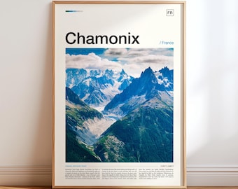 Może przedstawiać: Oprawiony wydruk artystyczny przedstawiający fotografię gór Chamonix we Francji. Plakat zawiera tekst Chamonix, /France oraz FR, a także szczegółowy obraz krajobrazu ze szczytami pokrytymi śniegiem, skalistymi zboczami i doliną.