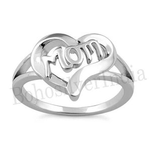 以下が含まれることがあります： ハート型のデザインで、「MOM」という言葉がハートの中に刻まれたシルバーリングです。