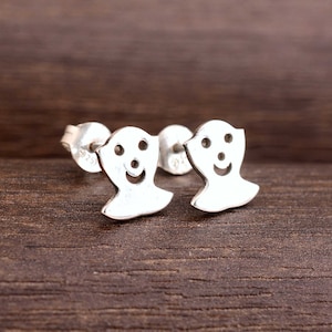 Kleine Geister-Ohrstecker aus Sterlingsilber, gruselige Ohrstecker, Halloween-Ohrringe, Geburtstagsgeschenk-Ohrringe, Halloween-Schmuck, freundlicher Geist