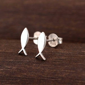 Piccoli orecchini a forma di pesce in argento sterling, piccoli orecchini a forma di pesce in argento, perno minimalista in argento sterling, regalo pronto, delicati orecchini estivi