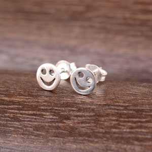 Silver Stud Smiley Face Tiny Oorbellen, Sierlijke Smiley face stud oorbellen, Sterling zilveren oorbellen, kleine stud, verjaardagscadeau, Klassieke oorbel
