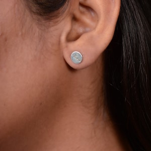 Sterling Silber Kreis Ohrstecker: Gravierte &#39;Love&#39; Minimalist Schmuck