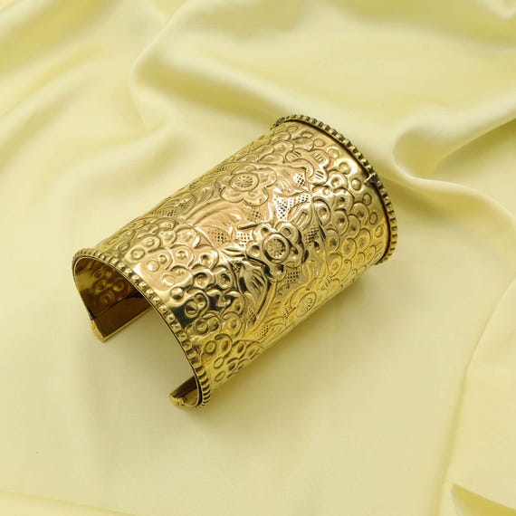 Vintage Brass Floral Cuff – Embossed Flower Repoussé Arm Guard – 4 Inch Ornate Brass Holder or Statement Jewelry – Handcrafted Metalwork.