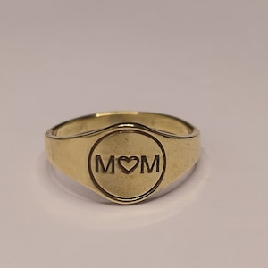 Mom heart Signet Ring, 10k Gold Mama Ring, Gold Engraved Signet Ring, Gold Stacking Ring, Gifts for Mom, Mother&#39;s Day Gift, Christmas gifts