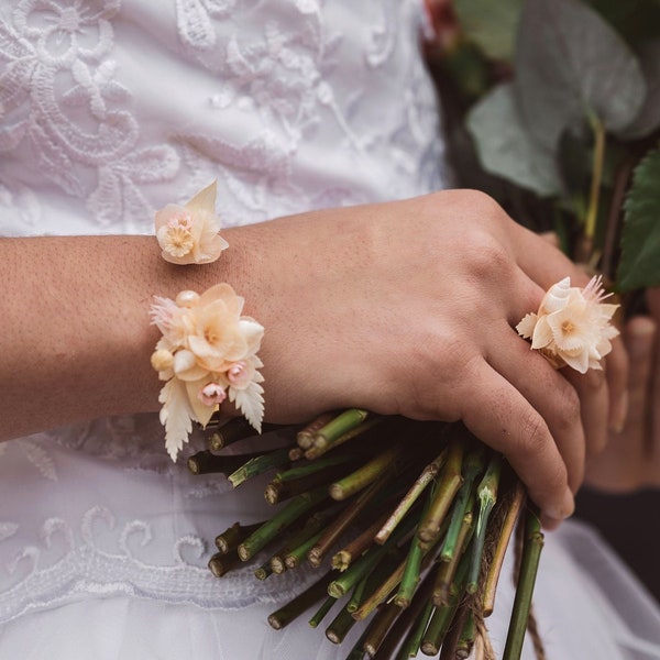 Bracelet fleuri NAUSICAA rose corail en fleurs séchées et stabilisée coquillage perle plaqué or 24k parure mariée romantique cadeau femme