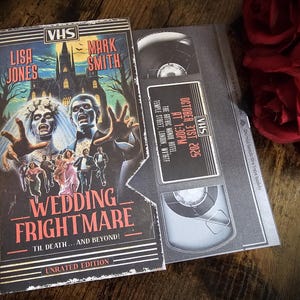 Bande personnalisée VHS inspirée du film d'horreur Vampire des années 1980, inspirée d'une invitation à un mariage, d'une carte de vœux, d'une réponse et d'informations sur les invités.