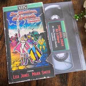 Bande VHS de bande dessinée fantastique des années 80 personnalisée inspirée des invitations à un mariage, invitation, RSVP, réservez la date et informations sur les invités