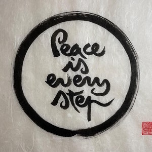 La pace è ogni passo / In Enso Zen-Circle / Decorazione murale buddista Zen / Stile Thich Nhat Hanh / Calligrafia 40×30 cm / Articolo unico fatto a mano