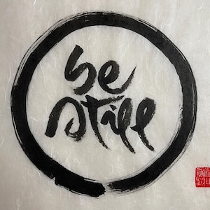BE STILL / In Enso Zen-Circle / Decorazione murale buddista / Stile buddista Thich Nhat Hanh / Calligrafia 40×30 cm / Articolo unico fatto a mano
