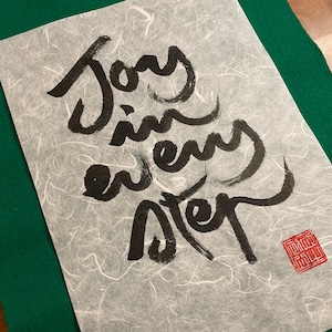 GIOIA in OGNI PASSO / Citazione di Thích Nhất Hạnh / Calligrafia dipinta a mano / Decorazione artistica zen-buddhista di Plum Village / Formato: A4 / Artigianato unico
