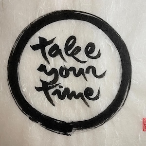 PRENDITI IL TUO TEMPO / In Enso Zen-Circle / Decorazione murale buddista / Stile Thich Nhat Hanh / Calligrafia 40×30 cm / Pezzo unico fatto a mano