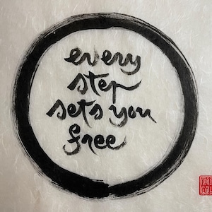 OGNI PASSO TI RENDE LIBERO / In Enso Zen-Circle / Decorazione murale buddista Zen / Stile Thich Nhat Hanh / Calligrafia 40×30 cm / Pezzo unico fatto a mano