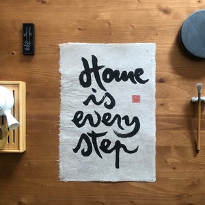 Thuis is elke stap | Handgemaakte kalligrafie | Stijl Thich Nhat Hanh | Muurkunst Zen-boeddhist | Uniek artikel