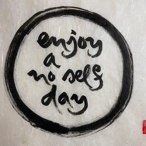 GODITI UNA GIORNATA SENZA SÉ / In Enso Zen-Circle / Decorazione murale buddista / Stile Thich Nhat Hanh / Calligrafia 40×30 cm / Articolo unico fatto a mano