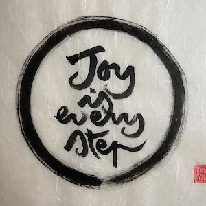 La GIOIA è OGNI PASSO / Citazioni di Thich Nhat Hanh - Poster calligrafico fatto a mano / In Zen-Circle / Decorazione murale minimalista / 40×30 cm / Articolo unico