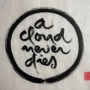 Könnte beinhalten: Schwarze Tintenkalligraphie auf weißem Papier in einem Kreis mit dem Text "a cloud never dies".