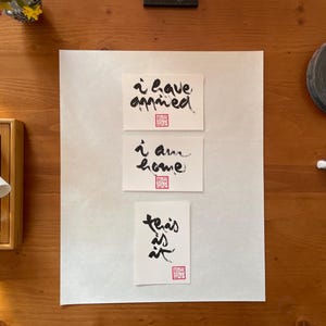 ICH BIN ANGEKOMMEN - Ich bin ZUHAUSE - Das Ist Es | 3x Handgemalte Postkarten | Thich Nhat Hanh Kalligraphie-Kunst-Zitate | 15×10cm | Einzigartige Handarbeit