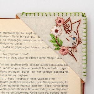 Handgeborduurde hoekbladwijzer kat en bloem thema, handgemaakt boekaccessoire, cadeau voor boekenliefhebbers