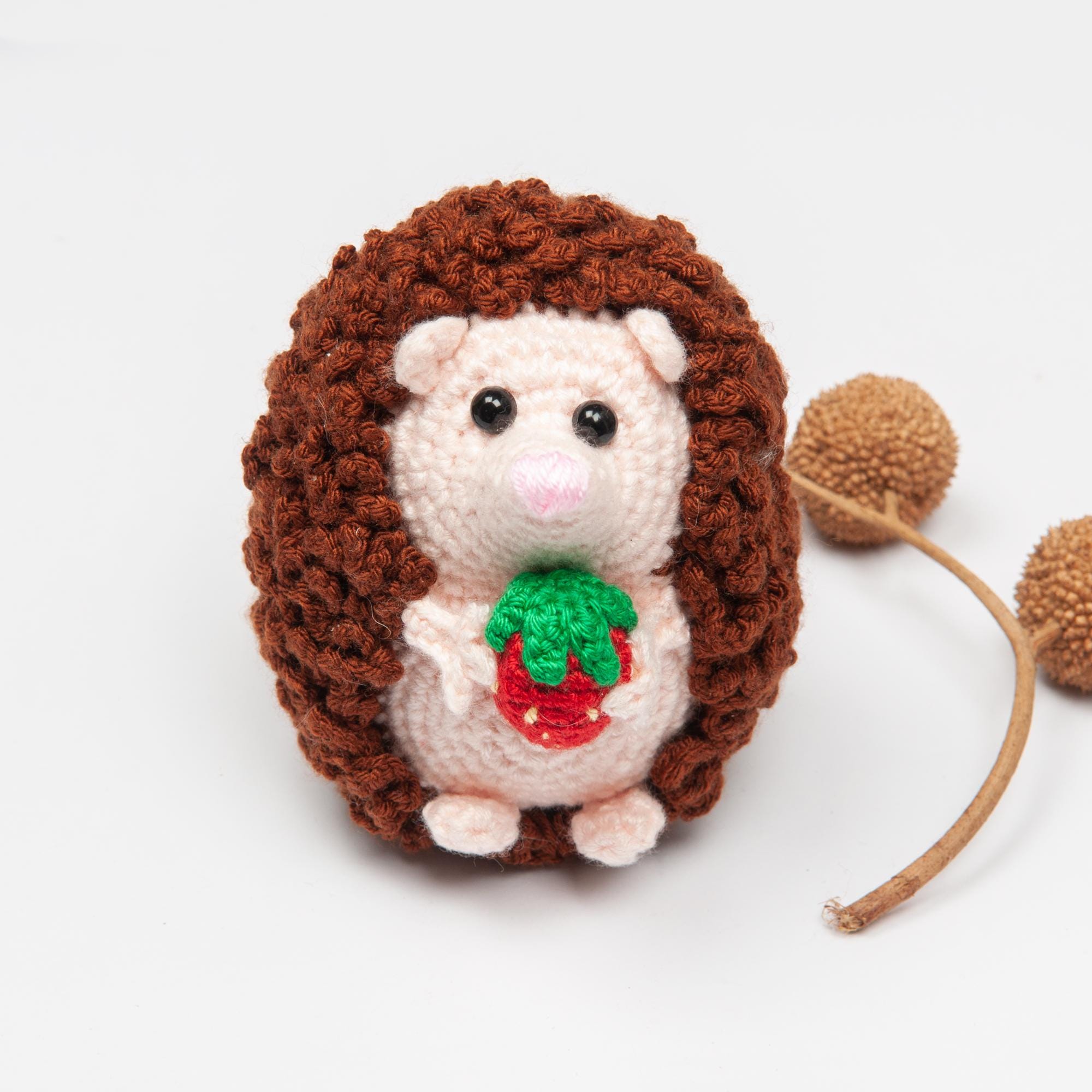 かぎ針編みのハリネズミぬいぐるみ：イチゴの可愛いぬいぐるみ 作家様