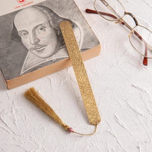 Strukturiertes Messing-Lesezeichen mit traditioneller Goldquaste, benutzerdefinierte Metall-Bücherwurmgeschenk, einzigartige Geschenkidee für Buchliebhaber