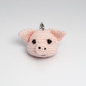 Porte-clés en forme de cochon fait main - Petit charm amigurumi espiègle