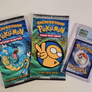 Könnte beinhalten: Drei Pokémon-Sammelkartenpackungen und eine bewertete Karte. Die Packungen zeigen das "BIGNERDSHOP Pokémon"-Logo und verschiedene Designs, darunter ein blau-gelbes Garados und ein Peace-Zeichen. Die bewertete Karte befindet sich in einer transparenten Kunststoffhülle.