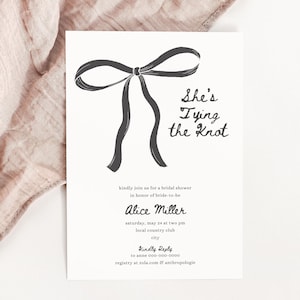 Elle attache le modèle d'invitation de douche nuptiale de noeud d'aquarelle, coquette moderne unique d'invitation de douche de mariage ruban blanc noir, BS43
