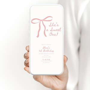 Plantilla de invitación para el primer cumpleaños de una niña con lazo rosa, editable, con texto para móvil, FB25