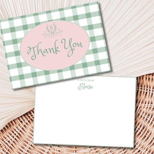 Puede incluir: Una tarjeta de agradecimiento de cuadros vichy verde y blanco con un óvalo rosa y el texto "Gracias". La tarjeta también tiene un monograma con la letra "E" en el centro. La parte posterior de la tarjeta es blanca con el texto "Una nota de Eloise".