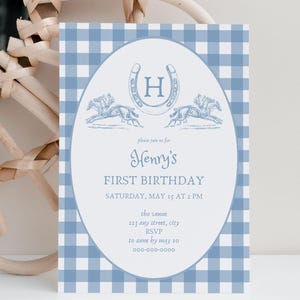 Puede incluir: Una invitación de primer cumpleaños con estampado de cuadros vichy azul y blanco. La invitación presenta una herradura con la letra "H" en su interior y dos caballos corriendo. El texto dice "Por favor, únase a nosotros para el primer cumpleaños de Henry, sábado 15 de mayo a las 2 PM, El lugar, 123 Any Street, City, RSVP a Anne antes del 10 de mayo, 000-000-0000."