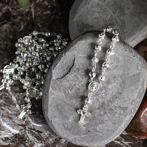 25 mini chapelets en métal argenté pour baptême