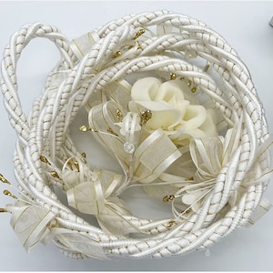 Hermoso lazo de boda con adornos de plata entrelazados en marfil y oro, cuerda de migajón, lazo de boda, caja de regalo nupcial tradicional