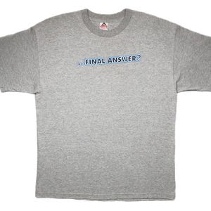 Op de afbeelding: Grijs T-shirt met de tekst "...FINAL ANSWER?" in blauw.