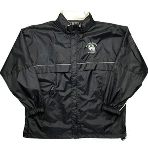 Puede incluir: Chaqueta negra de nailon con cuello y ribetes blancos. Presenta un logotipo de Michigan State Football en el pecho. Incluye cremallera completa, dos bolsillos delanteros y puños elásticos. Una chaqueta ligera y resistente al agua.