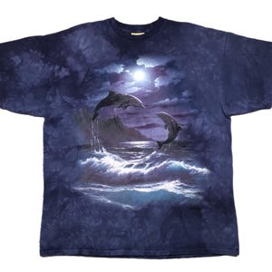 Vintage 90s The Mountain Jumping Dolphins In The Ocean Moonlight Nature Art Portrait Graphic T-Shirt Size XL